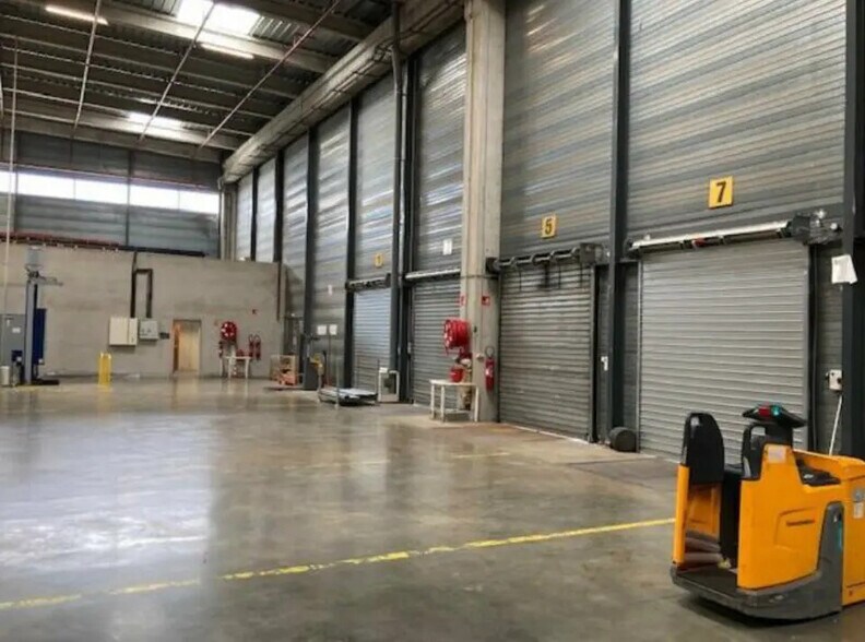 Industrial in Mions for lease - Building Photo - Image 2 of 3