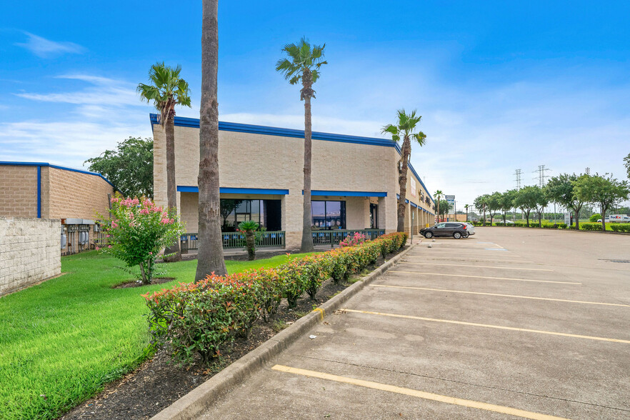 15255 Gulf Fwy, Houston, TX for lease - Building Photo - Image 2 of 10