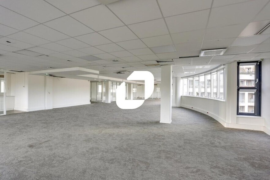 31-39 Rue Du Gouverneur Général Félix Eboue, Issy-les-Moulineaux for sale - Building Photo - Image 2 of 14