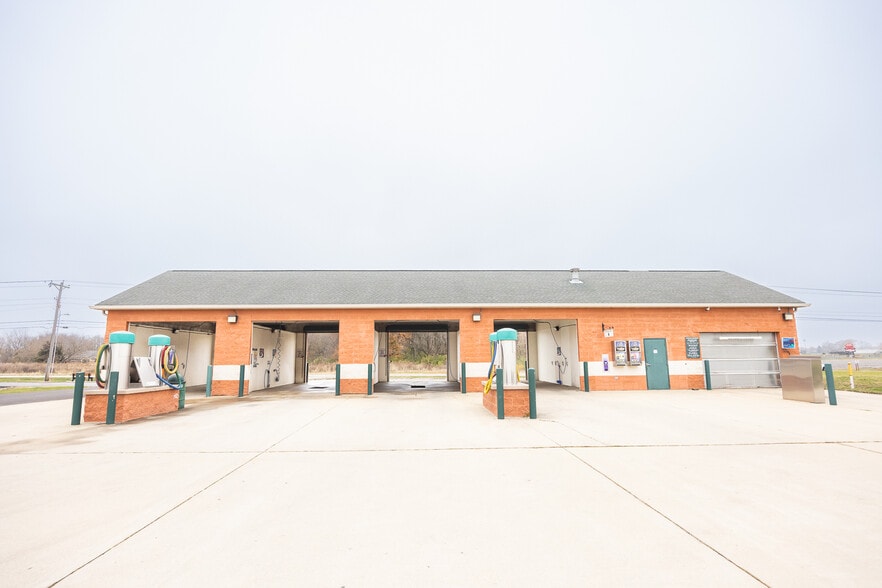 2 Car Wash-Portfolio portfolio of 2 properties for sale on LoopNet.ca - Building Photo - Image 2 of 12