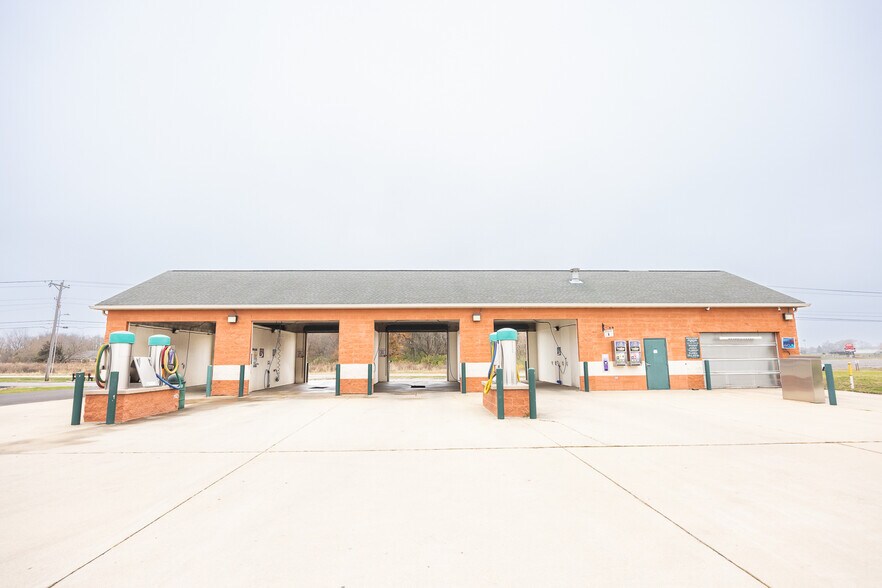 2 Car Wash-Portfolio portefeuille de 2 propriétés à vendre sur LoopNet.ca - Photo du bâtiment - Image 2 de 12