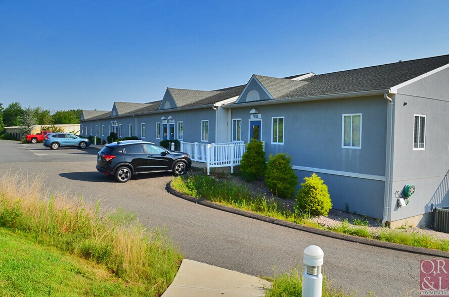 42 Ozick Dr, Durham, CT à louer - Photo du bâtiment - Image 2 de 5