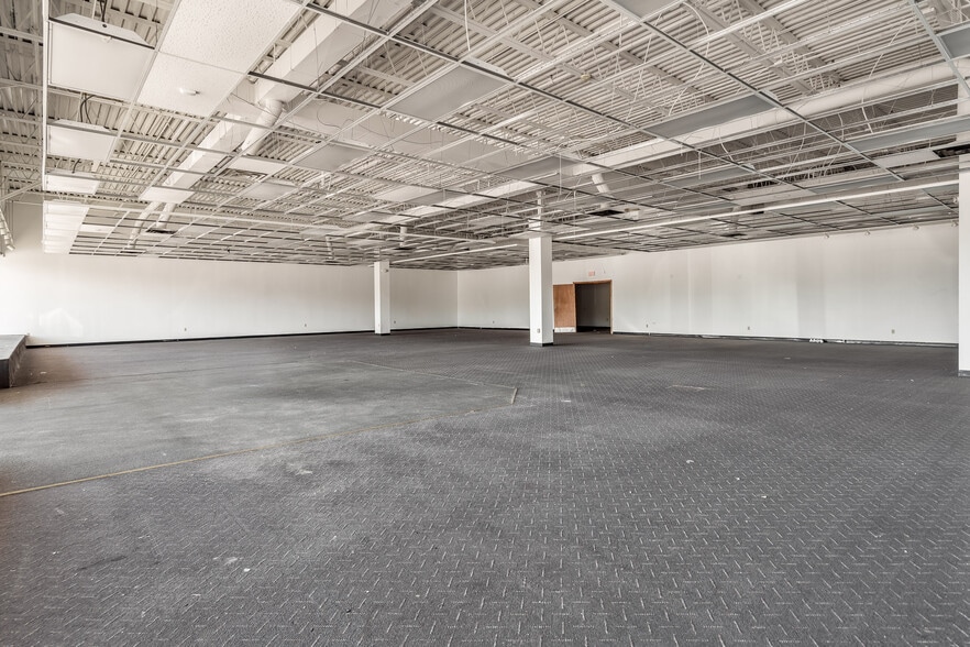 3702-3748 N Main St, Rockford, IL for lease - Building Photo - Image 2 of 23