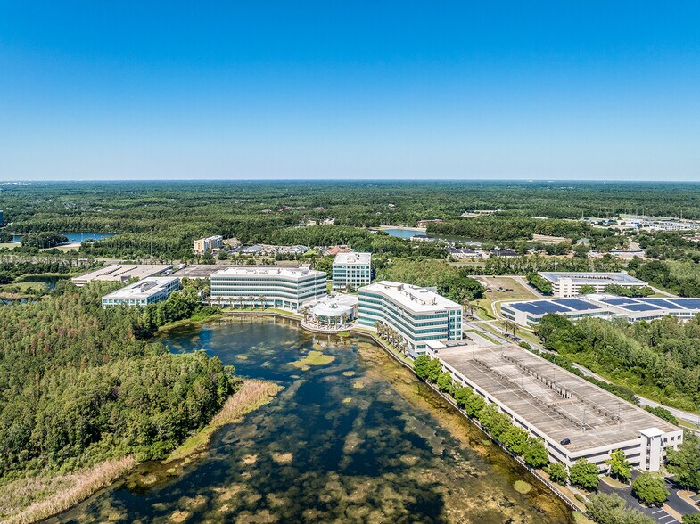 8125 Highwoods Palm Way, Tampa, FL à vendre - Photo du bâtiment - Image 3 de 20