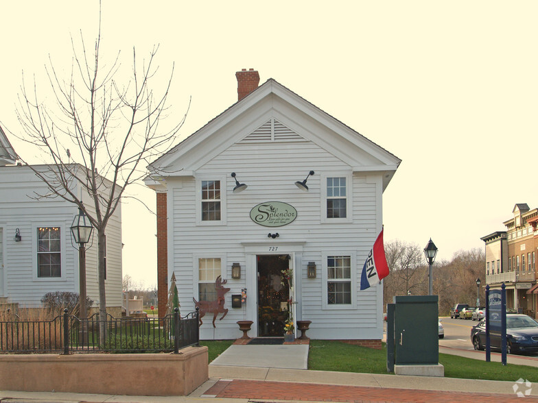 727 Genesee St, Delafield, WI à louer - Photo du bâtiment - Image 2 de 5