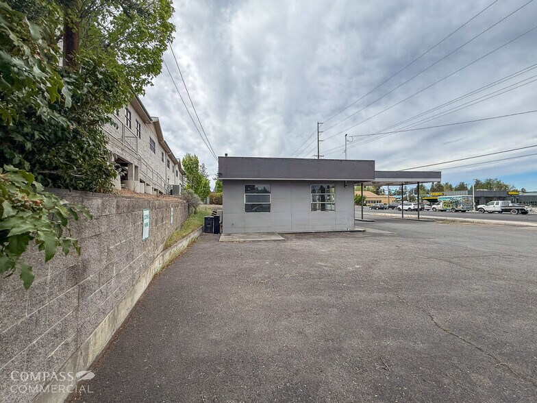 1080 SE 3rd St, Bend, OR à louer - Photo du bâtiment - Image 3 de 7