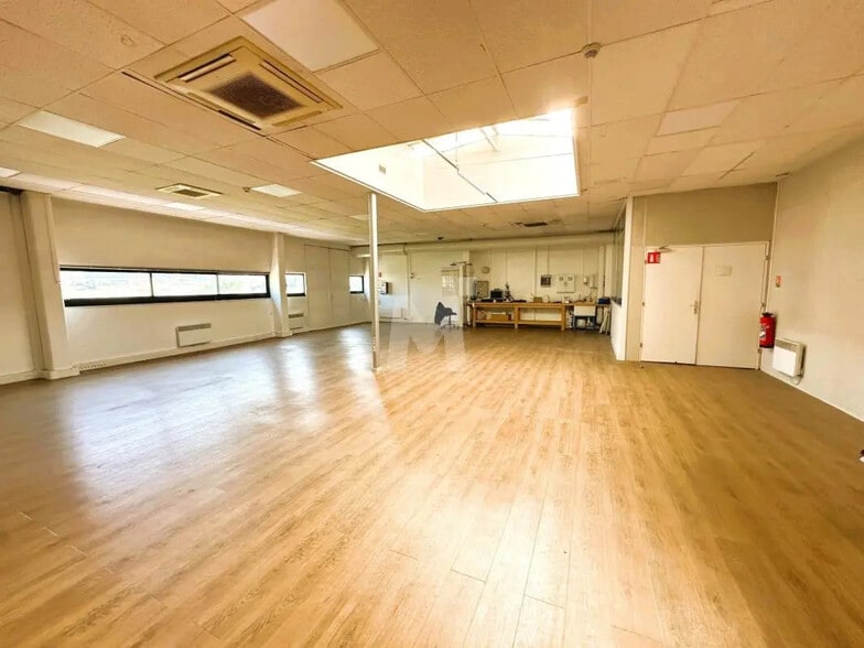 Flex in Palaiseau for lease - Interior Photo - Image 3 of 7