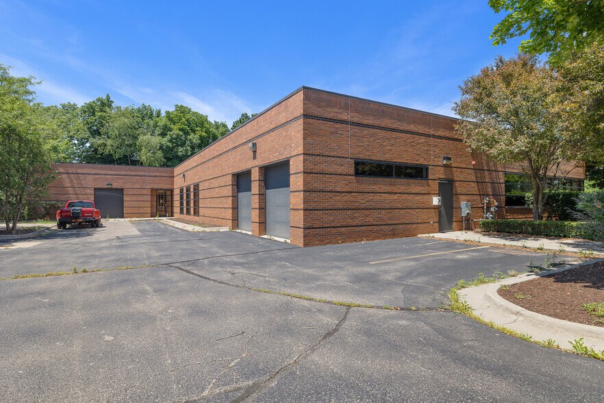 22550 Hall Rd, Clinton Township, MI à vendre - Photo du bâtiment - Image 2 de 9
