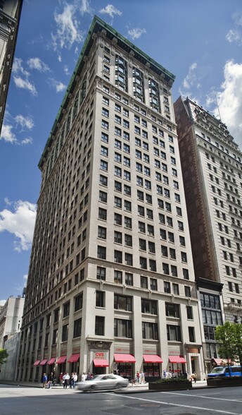 215 Park Ave S, New York, NY à louer - Photo du bâtiment - Image 2 de 10