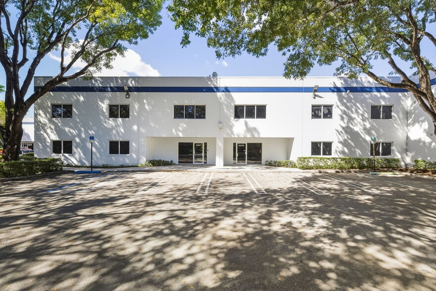 4079 NW 79th Ave, Doral, FL for lease - Primary Photo - Image 2 of 6