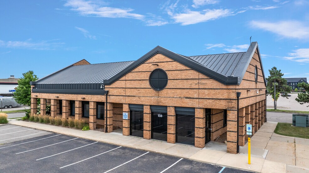 150 E Maple Rd, Troy, MI for lease - Primary Photo - Image 3 of 3