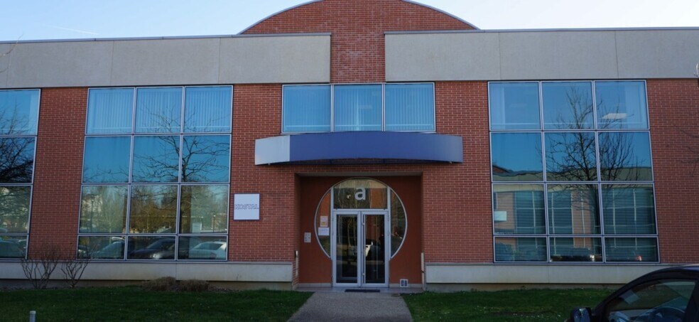 11 Rue Jacques Cartier, Guyancourt for lease - Building Photo - Image 1 of 5