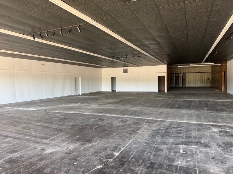 304 W Mcartor Rd, Dodge City, KS à louer - Photo du bâtiment - Image 3 de 3