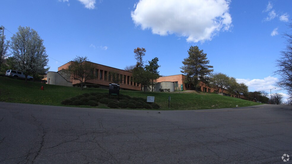 1010 Perimeter Rd W, Endicott, NY à louer - Photo du bâtiment - Image 2 de 4