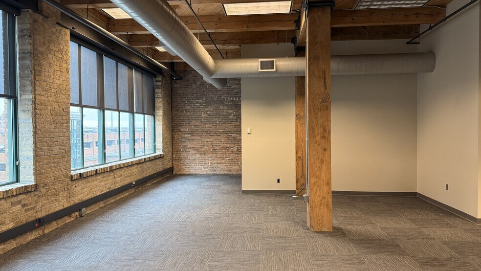 325 E Chicago St, Milwaukee, WI à louer - Photo du bâtiment - Image 2 de 6