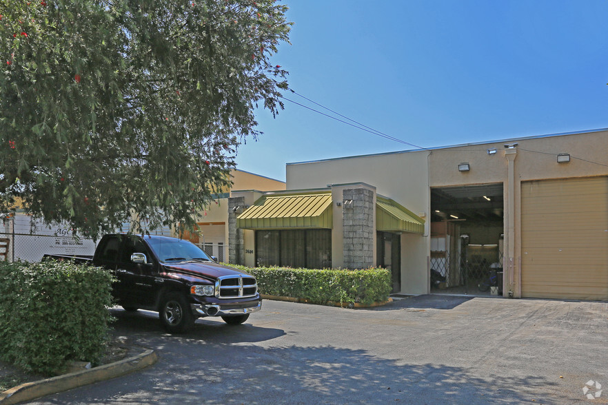 2684-2692 W 79th St, Hialeah, FL for lease - Building Photo - Image 2 of 10