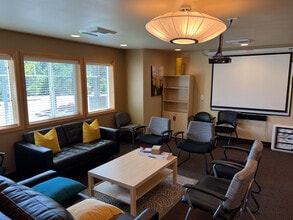 870 82nd Dr, Gladstone, OR for lease Interior Photo- Image 2 of 4