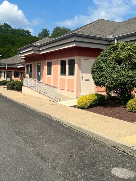 501 Iron Bridge Rd, Freehold, NJ à vendre - Photo du bâtiment - Image 3 de 4