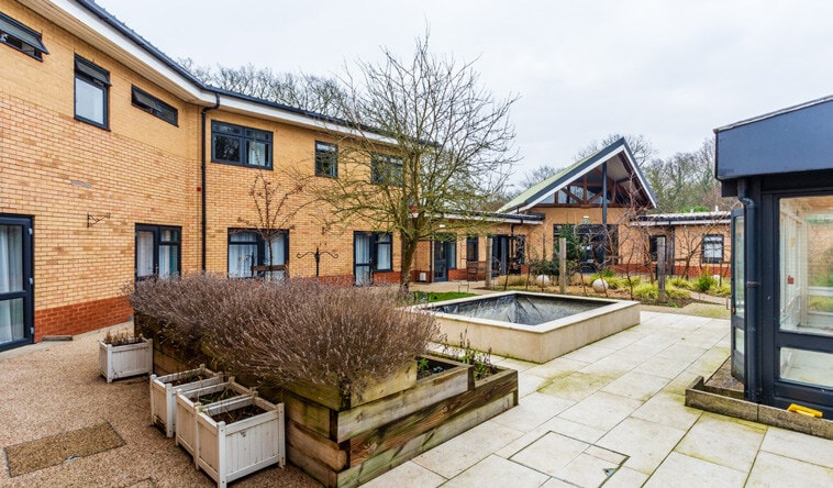 High Rd, Chigwell for lease - Building Photo - Image 3 of 7