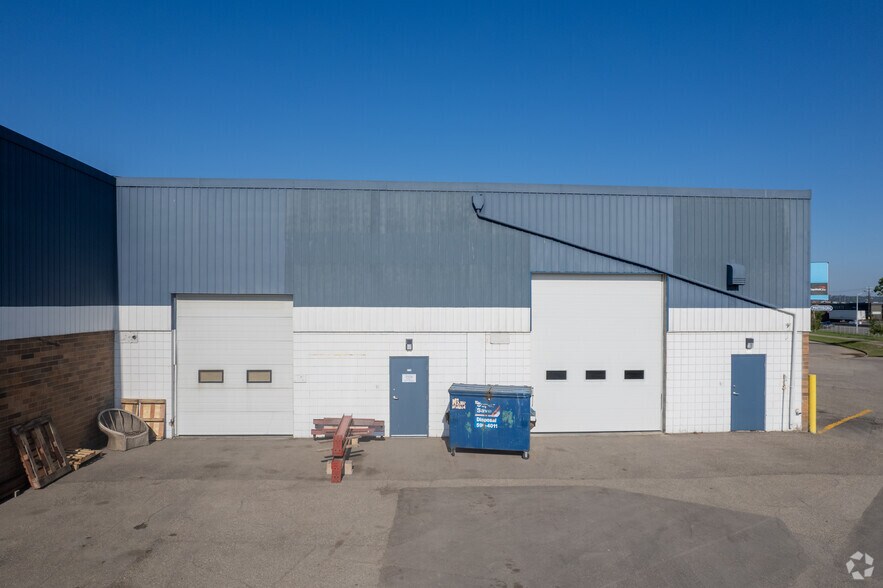 4710-4760 14th St NE, Calgary, AB à louer - Photo du bâtiment - Image 3 de 8