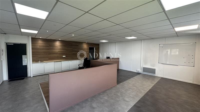 Office in Neuilly-Plaisance for lease Interior Photo- Image 1 of 9