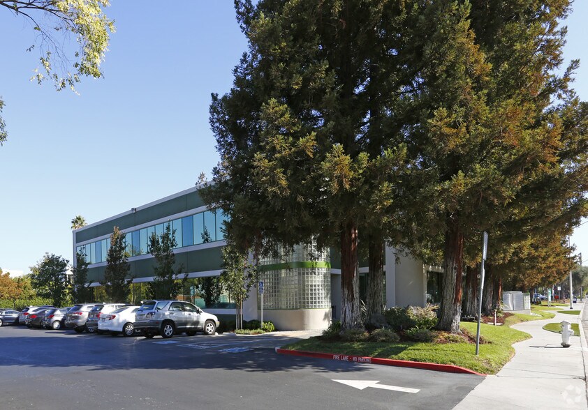 2855 Kifer Rd, Santa Clara, CA à louer - Photo du bâtiment - Image 2 de 8