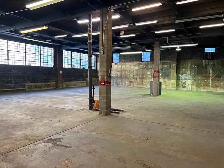 3905 Crescent St, Long Island City, NY à louer - Photo du bâtiment - Image 2 de 2