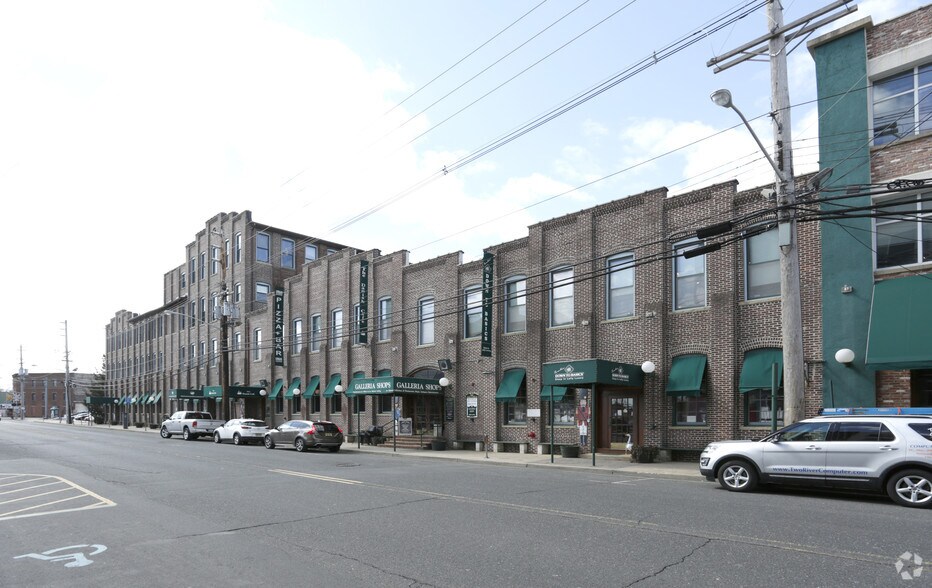 2-40 Bridge Ave, Red Bank, NJ à louer - Photo du bâtiment - Image 2 de 8