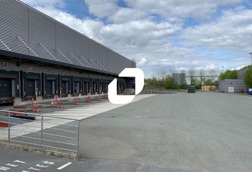 Flex in Verneuil-en-Halatte for lease - Building Photo - Image 2 of 8