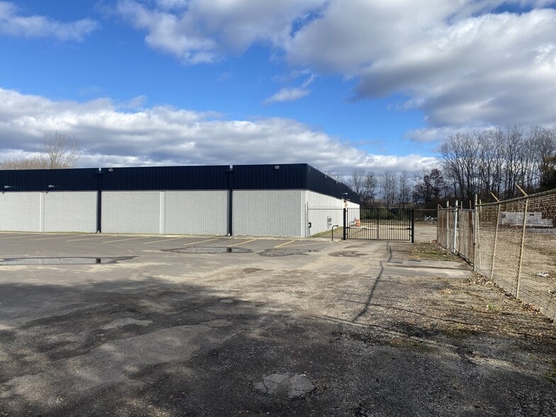1695 S Ortonville Rd, Ortonville, MI for lease - Building Photo - Image 2 of 10
