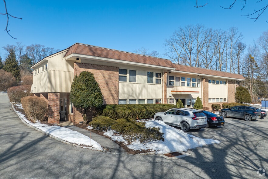 1983 Crompond Rd, Cortlandt Manor, NY for lease - Primary Photo - Image 1 of 4