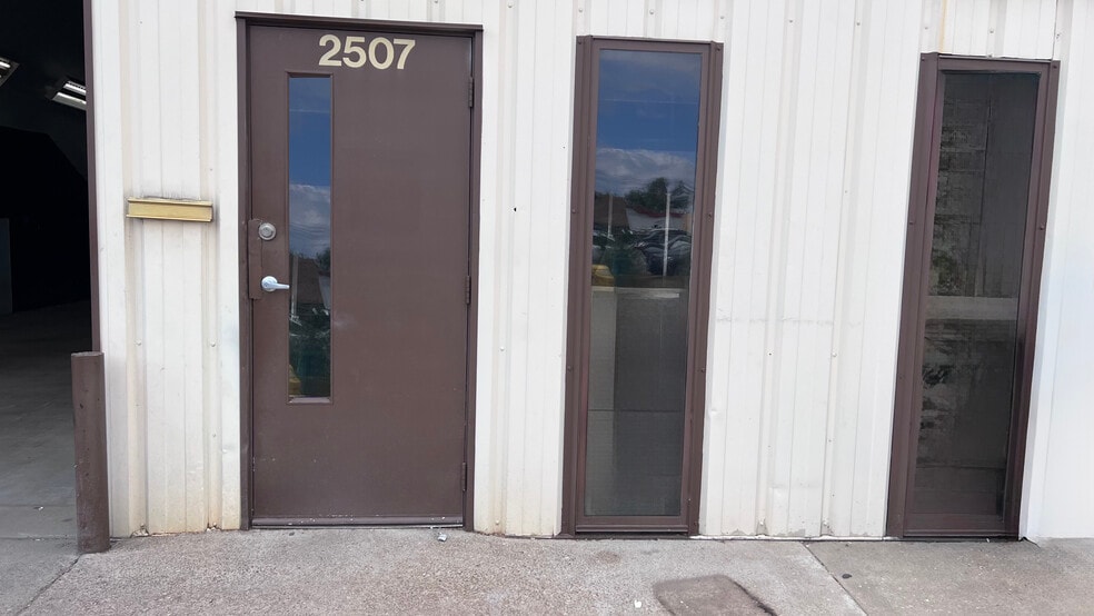 2507 Gunnison St, Colorado Springs, CO for lease - Building Photo - Image 2 of 7