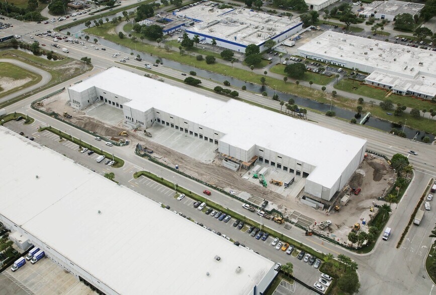 14101 NW 57th Ave, Opa-locka, FL à louer - Photo du bâtiment - Image 3 de 6