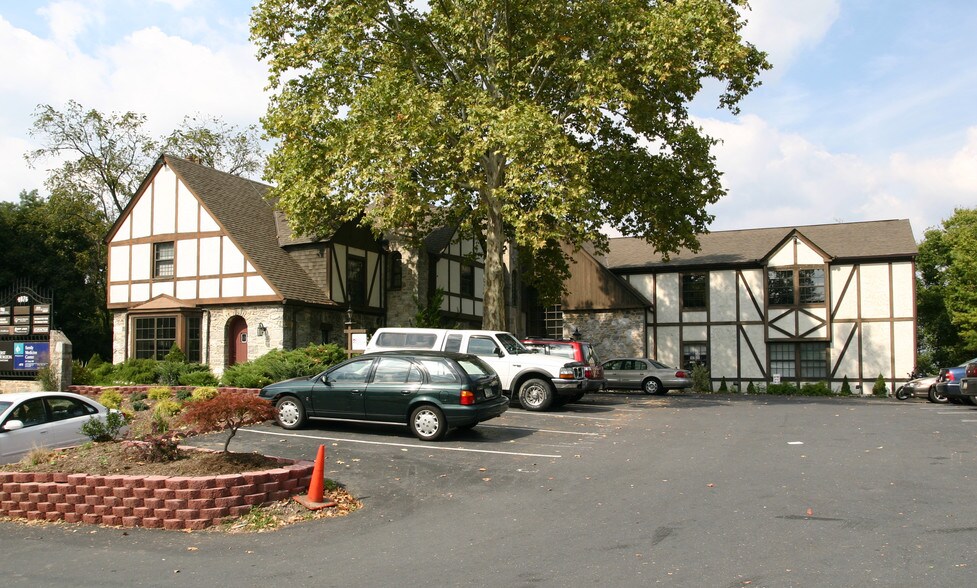 4076 Market St, Camp Hill, PA à louer - Photo du bâtiment - Image 2 de 3