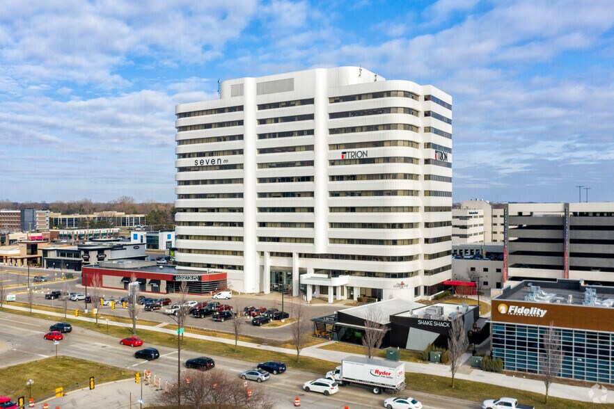 888 W Big Beaver Rd, Troy, MI à louer - Photo du bâtiment - Image 2 de 6