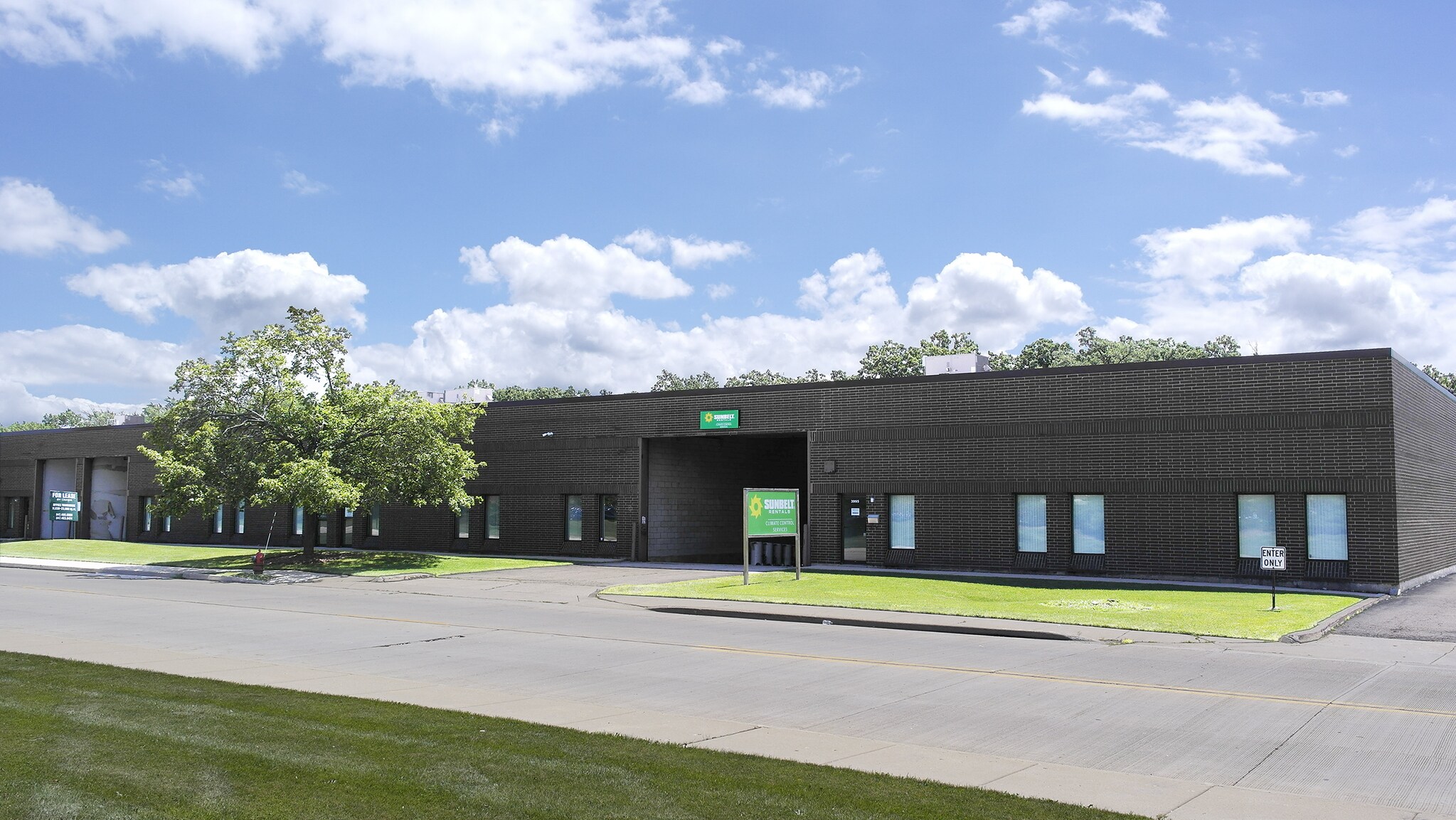 3975-3995 Commercial Ave, Northbrook, IL for lease Building Photo- Image 1 of 3
