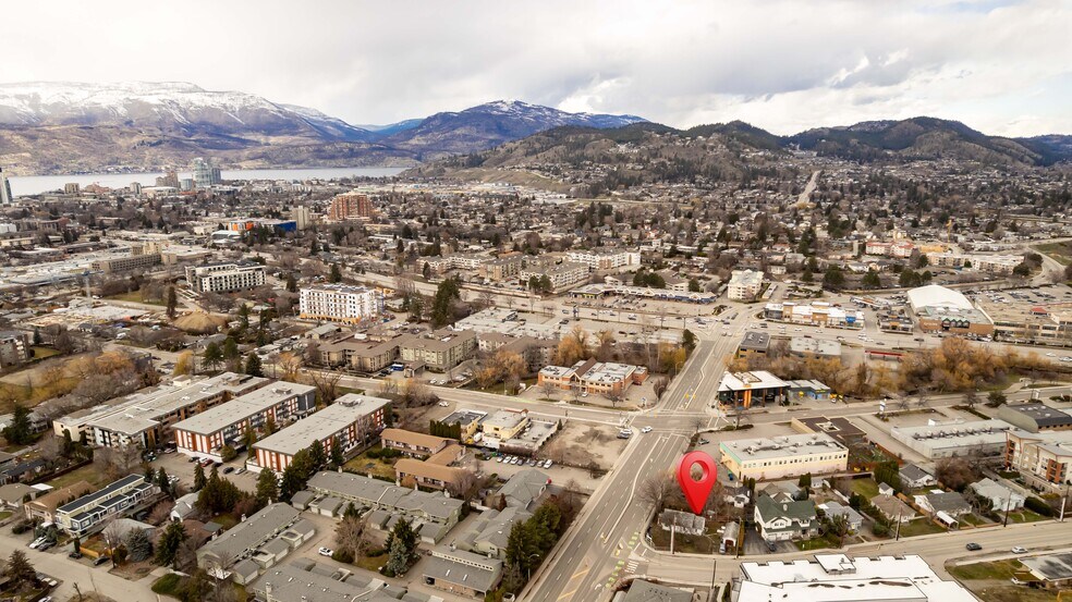 1923-1931 Burtch Rd, Kelowna, BC à vendre - Aérien - Image 2 de 3