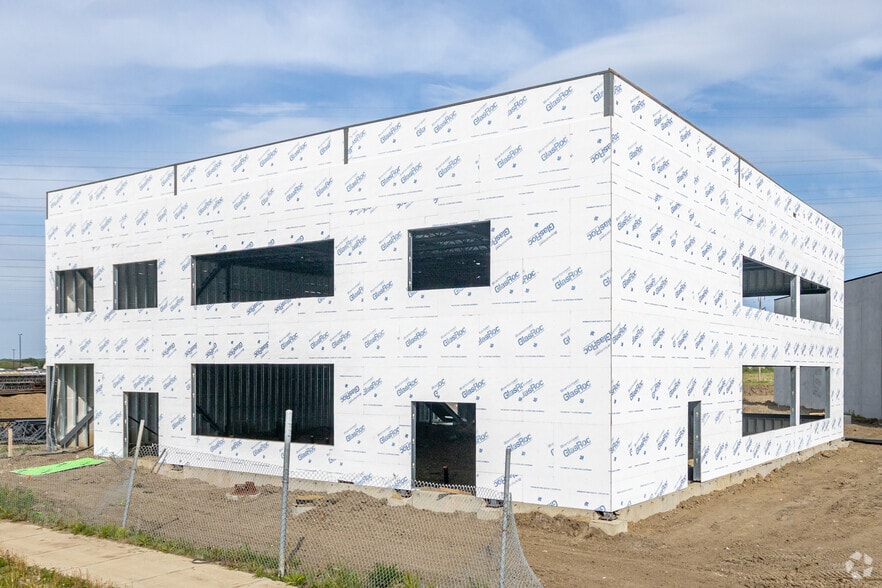 5003 28 St NW, Edmonton, AB for sale - Primary Photo - Image 1 of 2