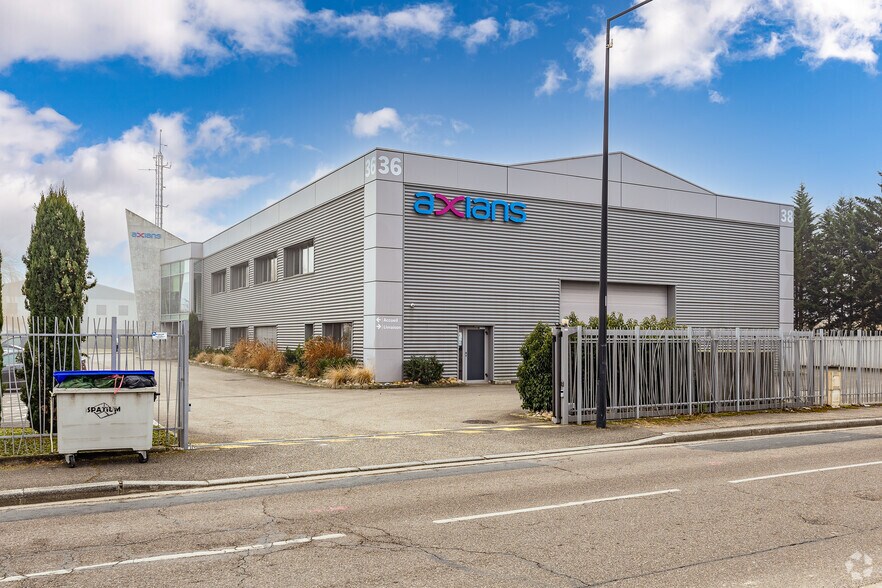 Flex in Décines-Charpieu for lease - Building Photo - Image 2 of 2