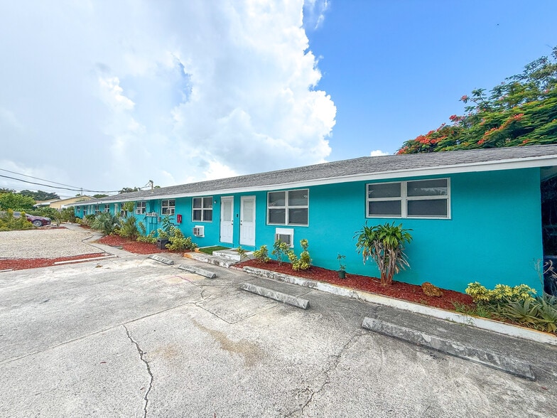 1845 Dillone Ln, North Palm Beach, FL for sale - Building Photo - Image 2 of 11