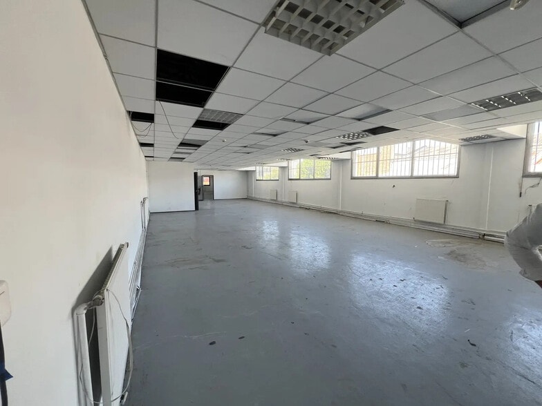 Office in Nanterre for lease - Interior Photo - Image 3 of 23