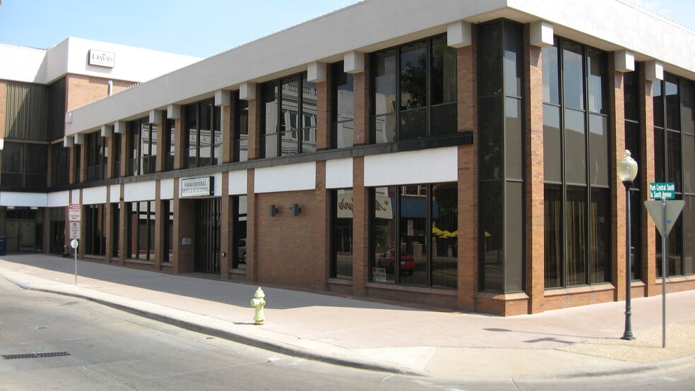 110-117 Park Central Sq, Springfield, MO for lease - Building Photo - Image 2 of 7