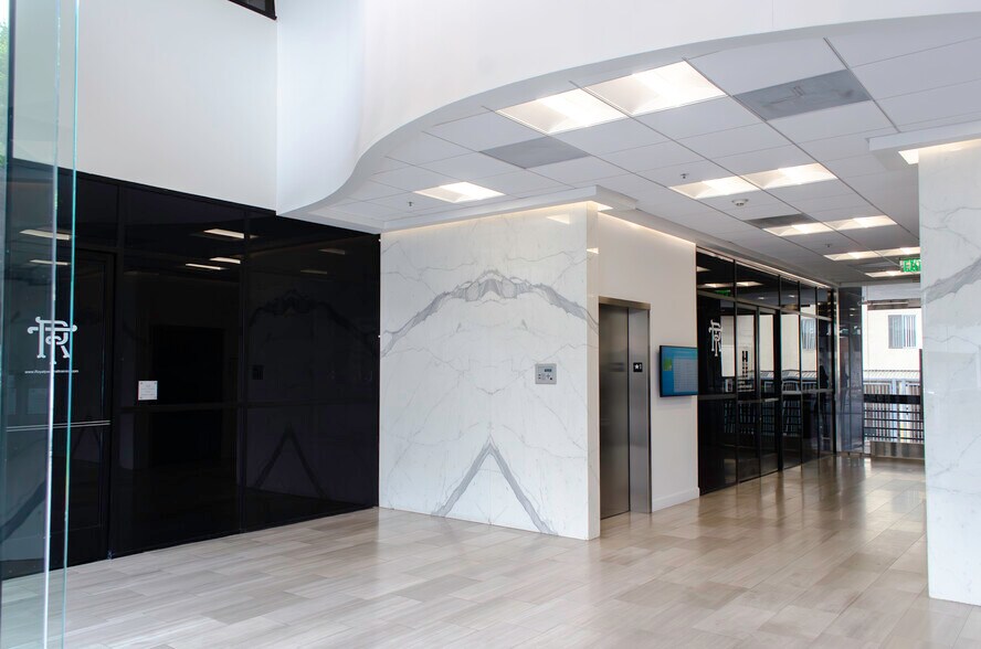822 S Robertson Blvd, Los Angeles, CA à louer - Photo du bâtiment - Image 3 de 5
