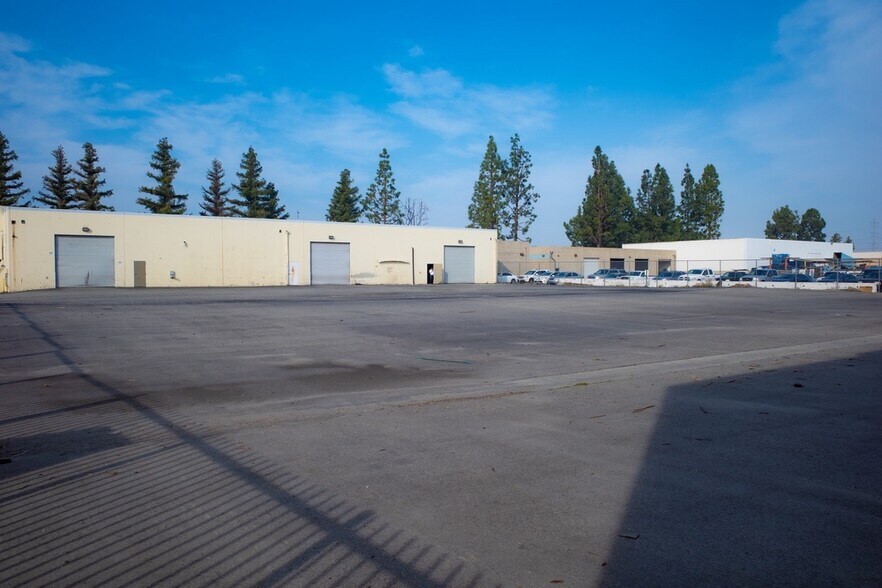 15085 La Palma Dr, Chino, CA à louer - Photo du bâtiment - Image 2 de 5