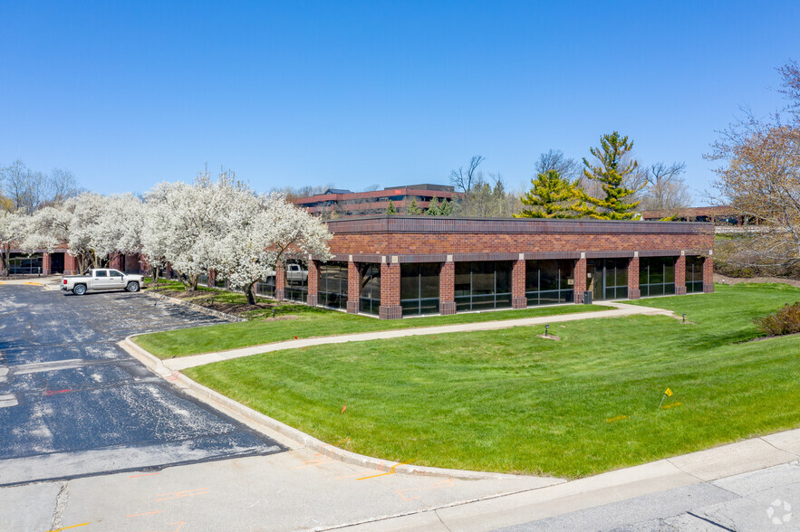 175 N Corporate Dr, Brookfield, WI for lease - Building Photo - Image 1 of 3