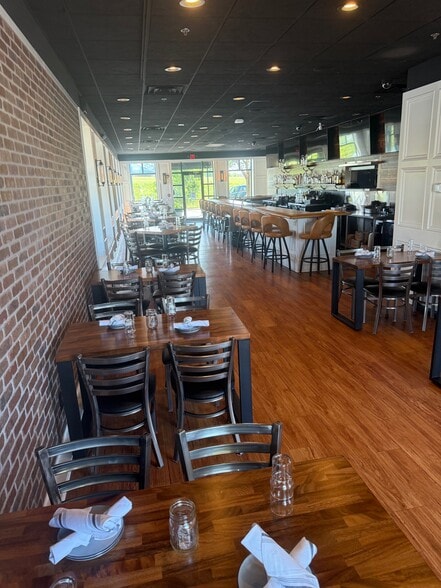 1031-1055 Station Dr, Oswego, IL for lease - Interior Photo - Image 3 of 8