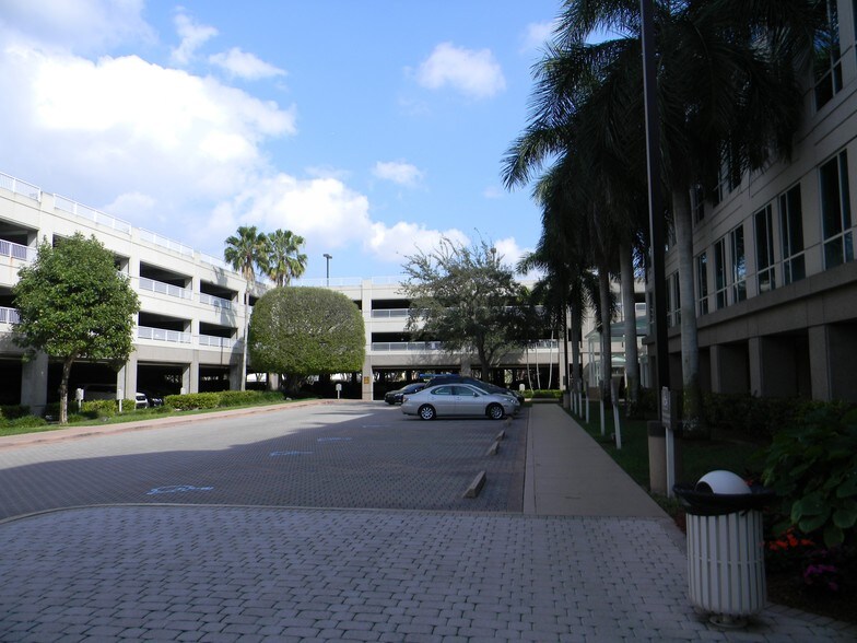 2385 NW Executive Center Dr, Boca Raton, FL à louer - Photo du bâtiment - Image 3 de 7