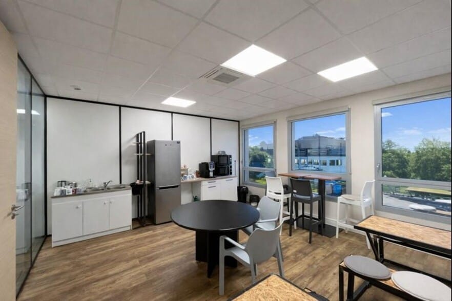 Office in Dardilly for lease - Interior Photo - Image 3 of 9