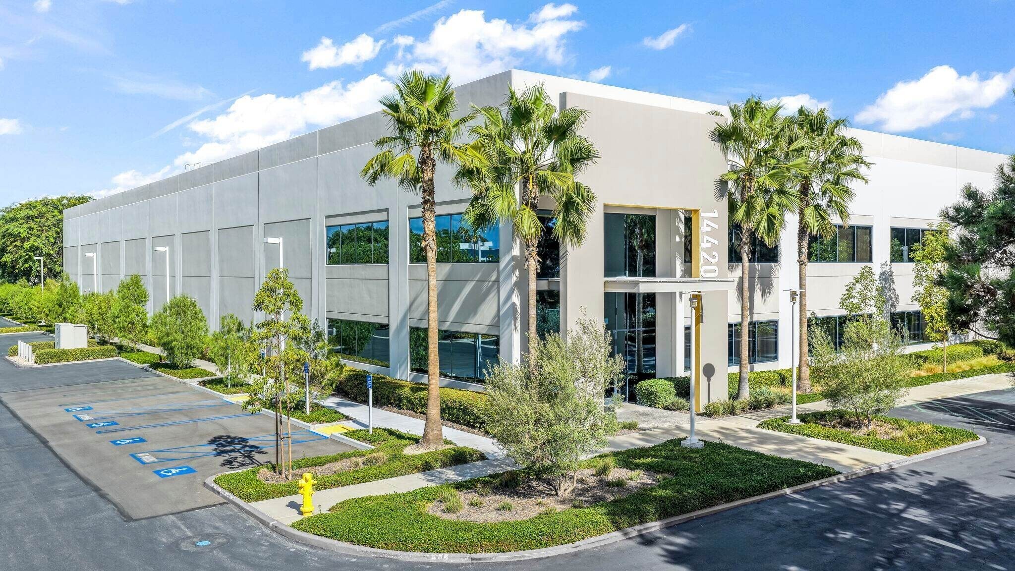 14440 Myford Rd, Irvine, CA à louer Photo du bâtiment- Image 1 de 2