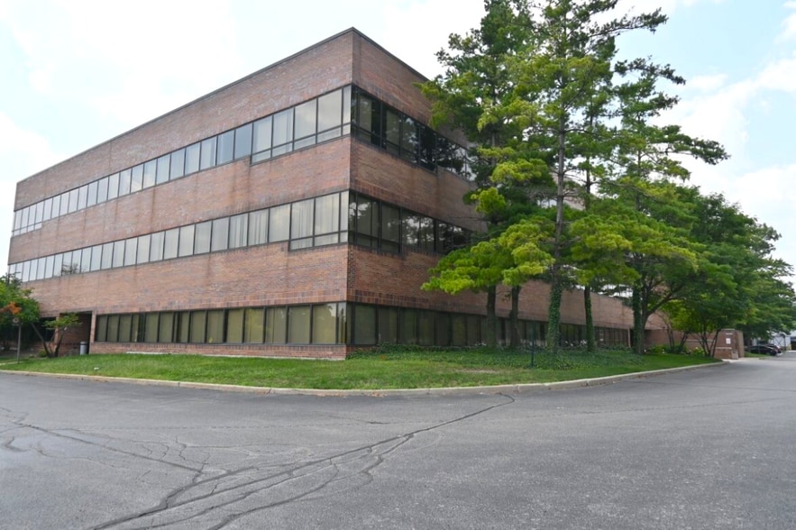 24800 Denso Dr, Southfield, MI for lease - Building Photo - Image 3 of 4